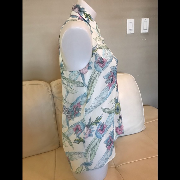 Lovely Ness Floral Sleeveless Button Down Blouse - Picture 2 of 6